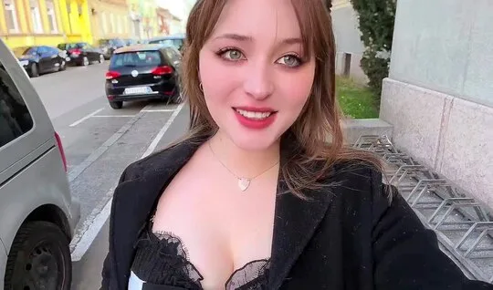Adam çoraplı bir Rus kızını kucağına aldı ve kamera karşısında onu ilk kişide sikti – Porno izle