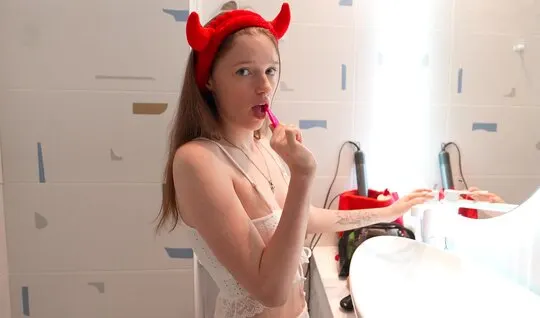 Cadılar Bayramı’nın şerefine Rus kız oral seks yapıyor – Porno izle