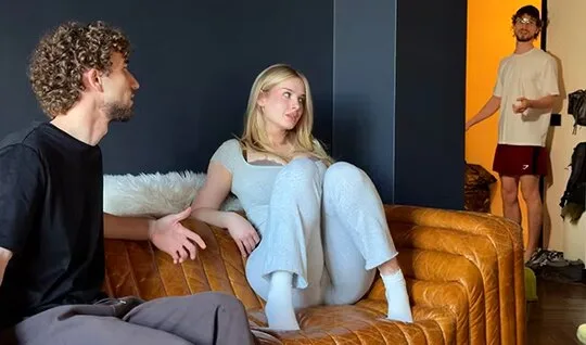 Damadın kıvırcık arkadaşı yabancı bir Rus gelini evde aldatmaya ikna etti – Porno izle