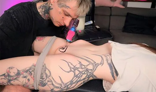 Genç bir kız dövme salonuna geldi ve Rus dövme sanatçısını sikti – Porno izle