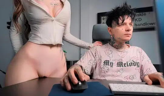 Genç bir kız ıslak kedisiyle bir adamın dikkatini bilgisayardan uzaklaştırıyor – Porno izle