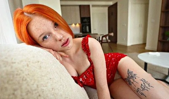 Kırmızı Elbise Giyen Sarışın Rus Kızı Evde Porno İçin Sıkı Amını Sunuyor – Porno izle