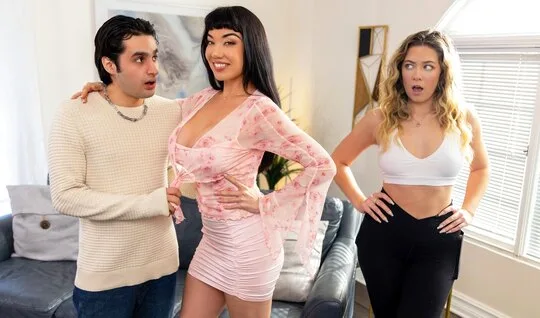 Şık bir anne büyük memeleri ile genç bir adamla kanepe üzerinde sikişiyor – Porno izle