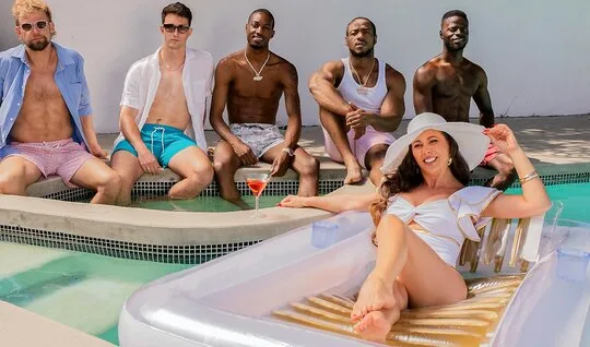Siyahlar ve beyaz adamlar havuz başında orgazm olan grup anal için bir piliç çağırdılar – Porno izle